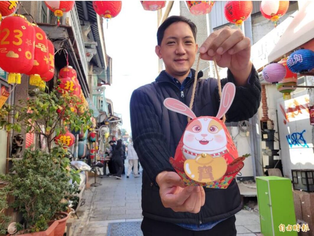 許博欽為2023神農街花燈展所設計的「招財元寶兔」小提燈，抱著招財元寶的萌兔成為名符其實的兔寶「寶」。（記者王姝琇攝）