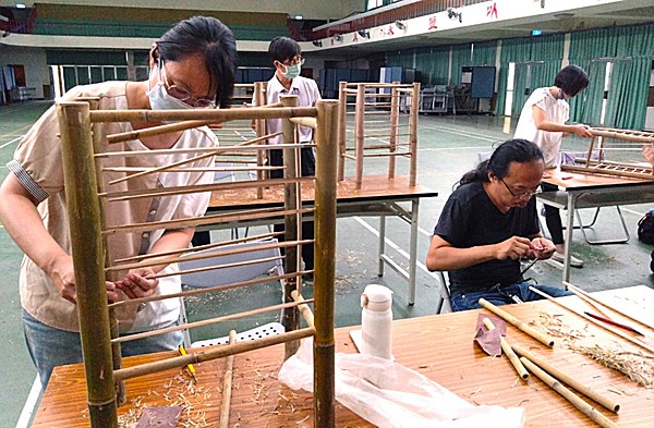 竹炮架組裝情形